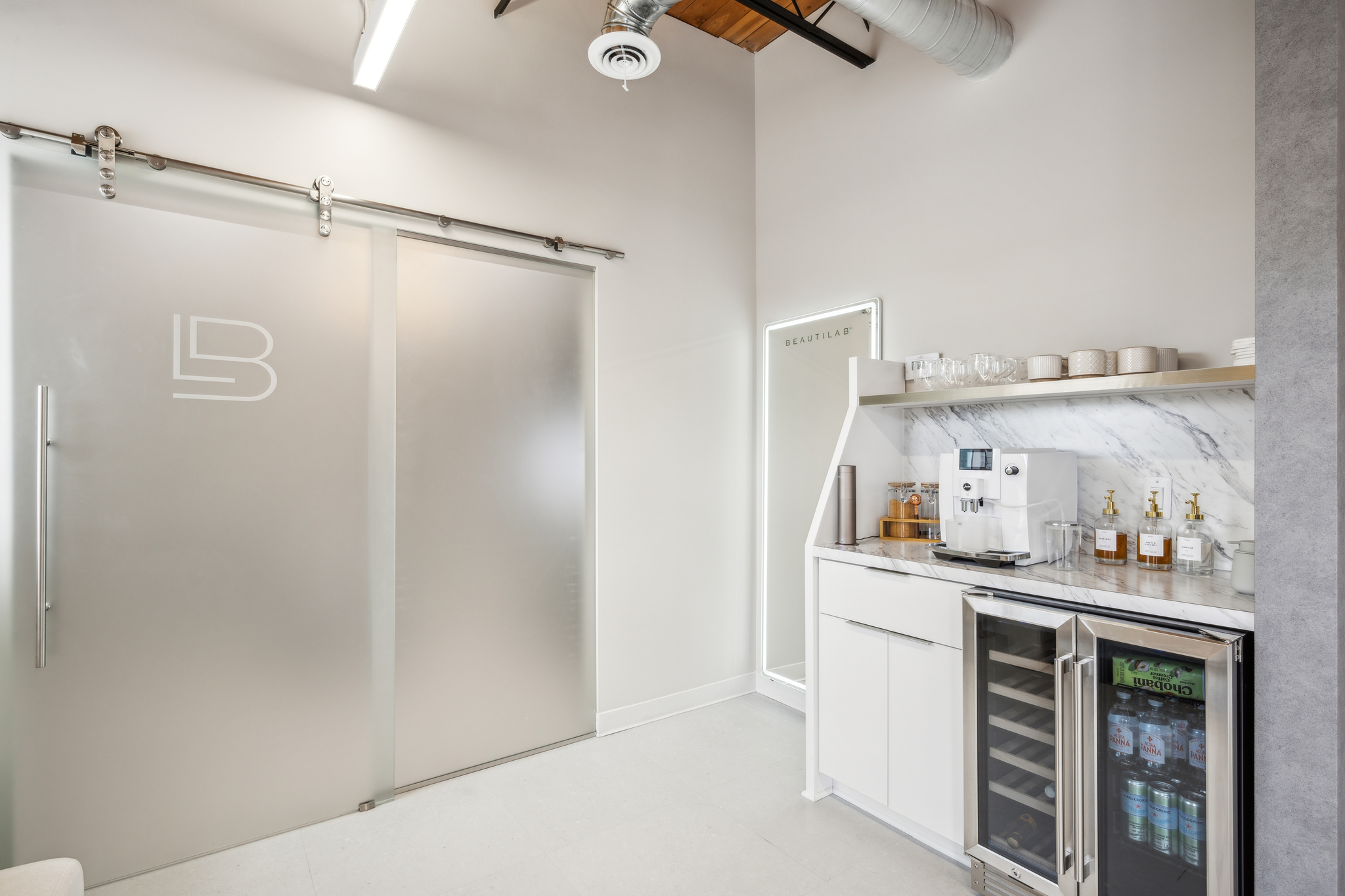 14 2275 Cole St Birmingham MI 48009 USA Kitchen 189628 HDR 25